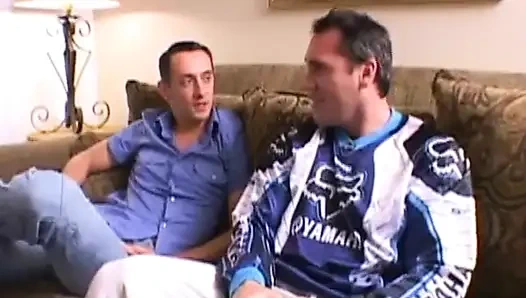 Cewek sange rambut pirang di-fingering dan dientot habis-habisan