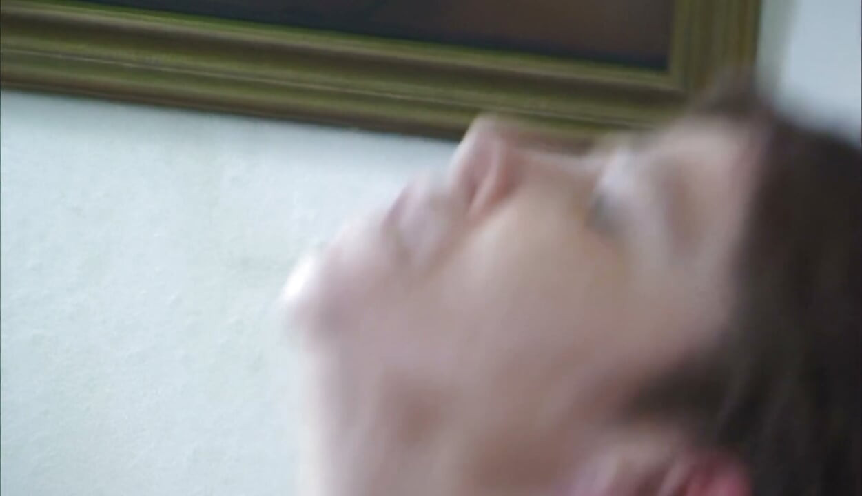 Slet vol sperma zuigt de lul schoon na een facial