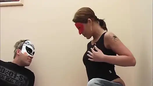 Pasangan muda bertopeng melakukan seks amatir