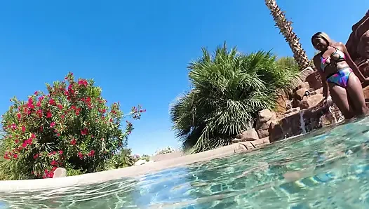 Aksi hot lesbian antar ras di kolam renang