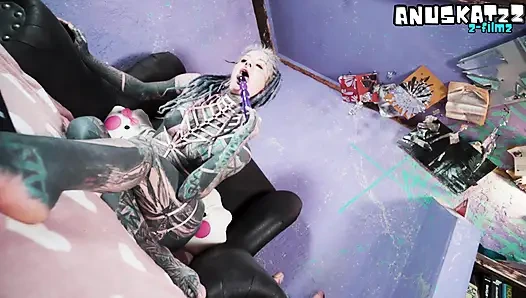 Altes mädchen mit vollem Ärmel wird vor kamera live, spielzeug in den arsch gefickt anal verrückt