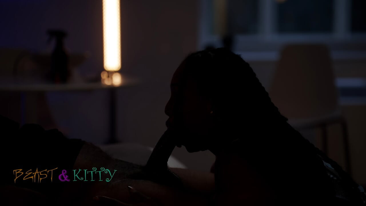 Con đĩ da đen Kittylove bị bịt mắt, trói và đụ nhiều lần