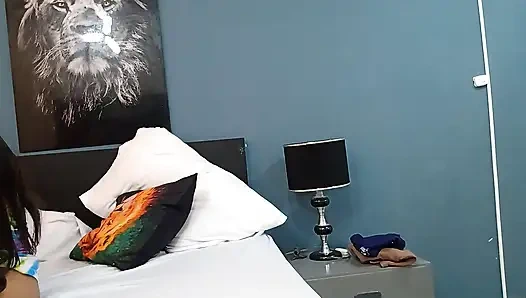 Orgazm olana kadar kız arkadaşımla makaslıyorum