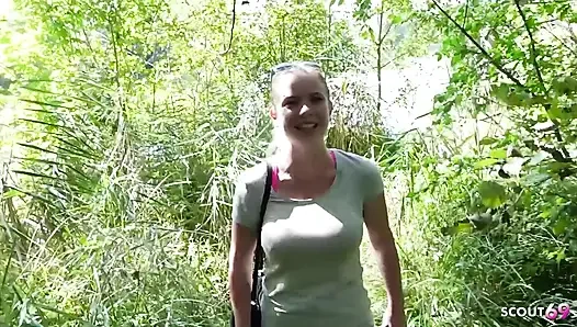 Yeşil gözlü Alman kızıl kız riskli halka açık bakış açısıyla yabancı tarafından sikiliyor