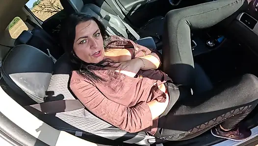 Cewek ini lagi asik masturbasi pakai legging ketat di dalam mobil, sepong kontol sampai dicrot di muka 305