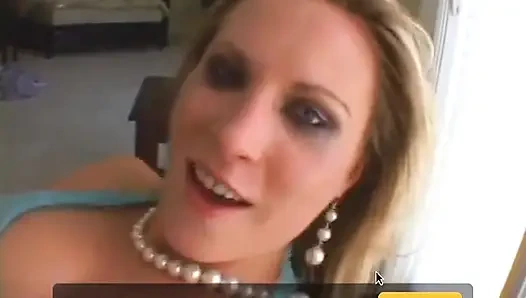 Versaute schlampe wird in beide löcher gefickt