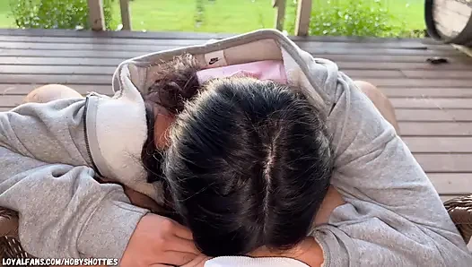 Tamamen doğal güzellik erkek arkadaşının yarağını emiyor ve göl kenarında döl yutuyor