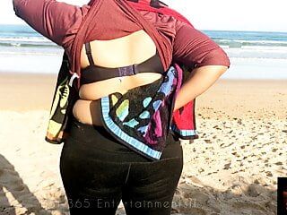 Istri memamerkan belahan dadanya di pantai terbuka