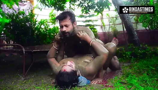 Büyük orta yaşlı seksi kadın dhoban açık havuzda sikişiyor ve çamurla oynuyor