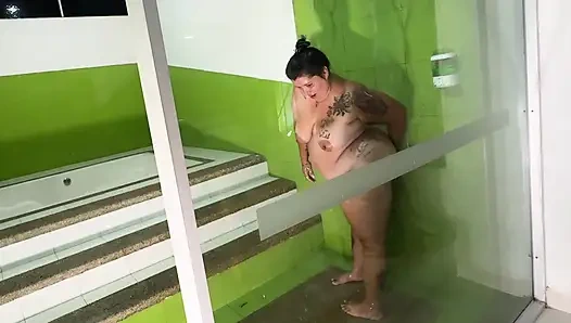 Mein pod lutscht meinen schwanz und lässt mich damit duschen