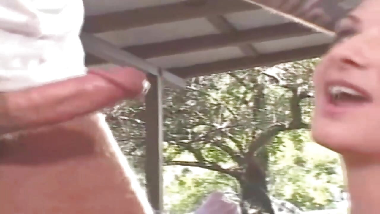 Die muschi des blonden schätzchens verschlingt und tropft in einem intensiven outdoor-fick