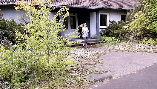 Cewek seksi rambut cokelat dengan pantat bahenol lagi asik ngentot memeknya yang lebar di luar ruangan