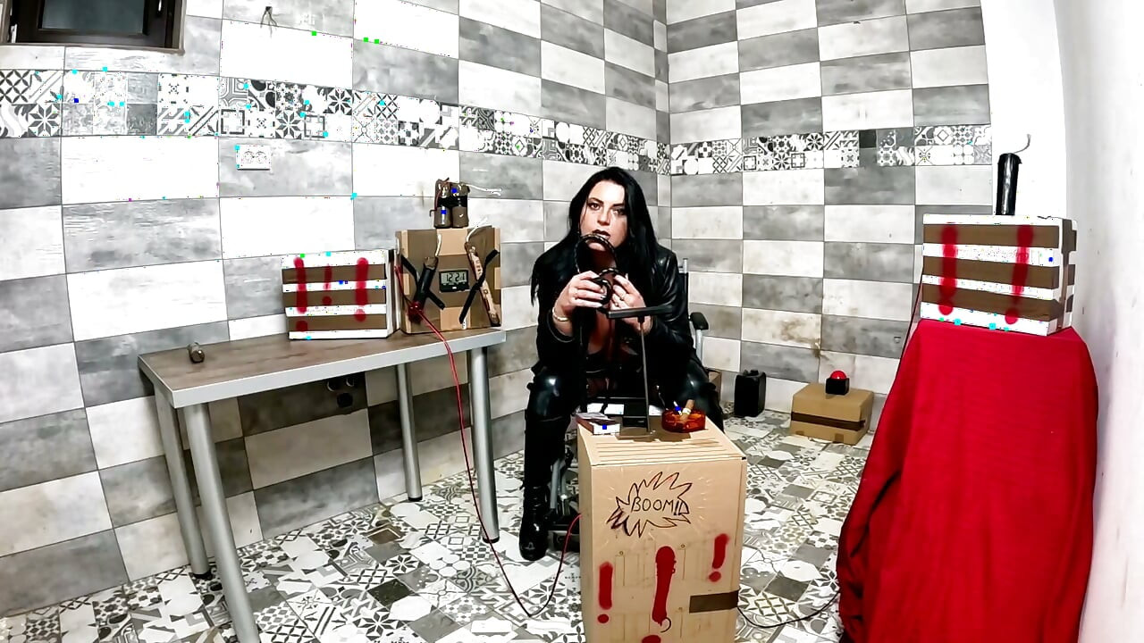 Dominante milf de couro em sala fria. Fumante, botas bdsm, charuto e orgasmo boom
