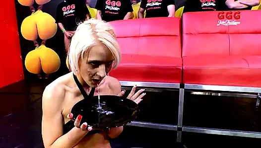 Sarışın genç kız sakso çekmeyi ve ggg john thompson'ı yutmayı seviyor