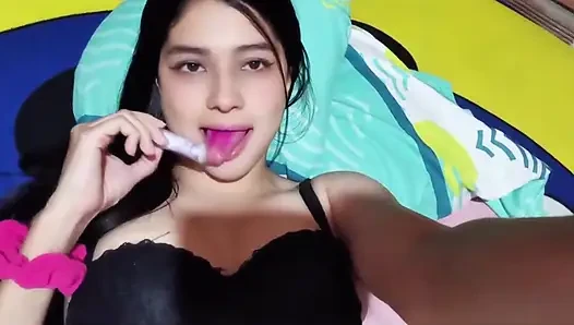 Porno aktrisi Yuliethgomez eşyalarını gösteriyor (gerçek ev yapımı)