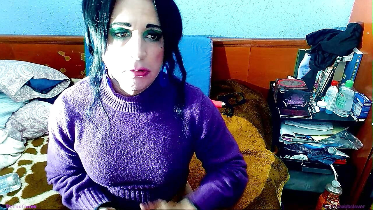 Taniaxtorres tekee sissyterapiaa