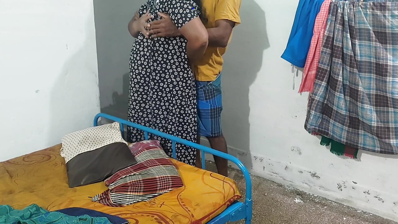 Eu coloco minha mão dentro da camisinha de Andy e massageei seus seios e fiz sexo com ela