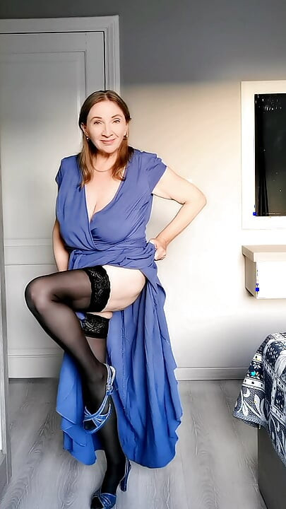 Une MILF mature super sexy joue dans des bas noirs
