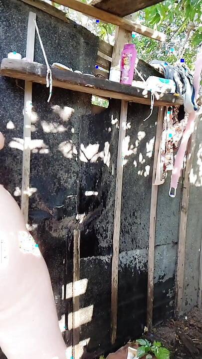 Una ragazza paffuta con grandi tette nella doccia all'aperto con un enorme cazzo amatoriale fidanzato