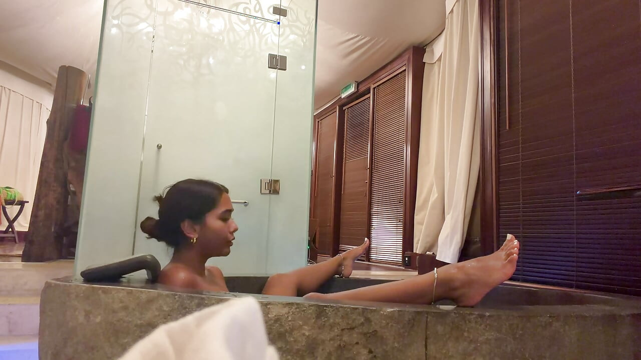 Pequena menina indiana adora se masturbar