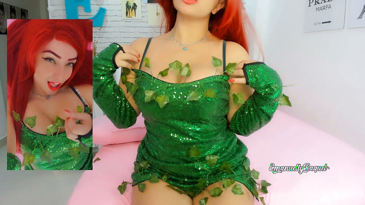 לטינית חמה EMANUELLY RAQUEL בקוספליי של פויזן אייבי, משחקת עם הכוס שלה באהגאו ומזדיינת עם כרית