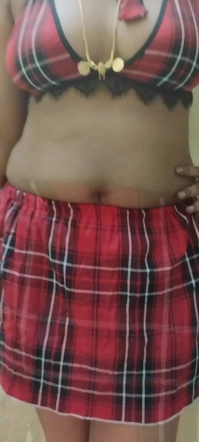 Tamil hete vrouw in schooluniform cosplay-outfit voor volgers