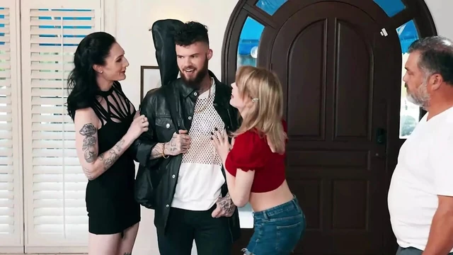 Hatler Gets To Meet His New Hot Stepsister Izzy Wilde & Soon After They Start Fucking In The Bathroom - TRANS ANGELS