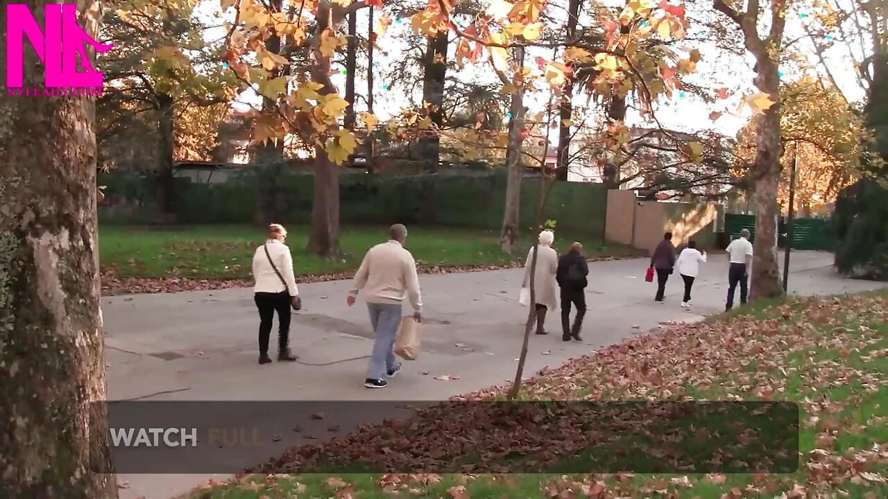 Atârnând în Pompe patente negre în parc
