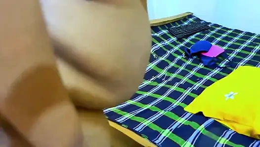 Büyük göt deliği ve geniş amcık deliği büyük memeli ateşli iş kızı patronunun önünde her şeyi gösteriyor