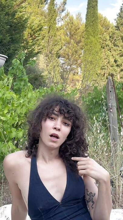 O fată trans testează câte degete poate pune