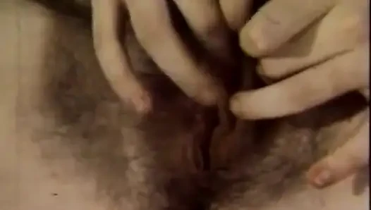 Kontol berjembut di memek jembut tebal, masturbasi menjilati memek