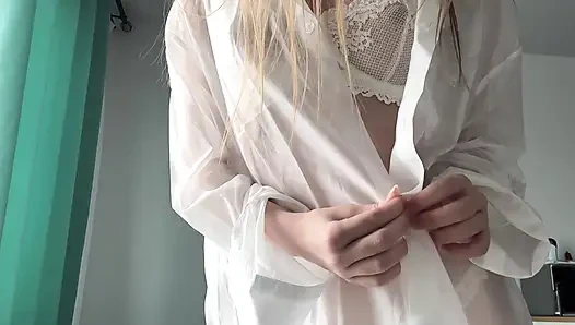 Cewek sange ini dientot gaya doggy sambil berdiri sampai dicrot di dalam