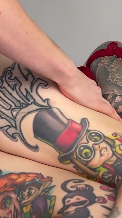 タトゥーの入ったホットな女性とのデートは、強烈な膣の中出しで終わった |クリップ2