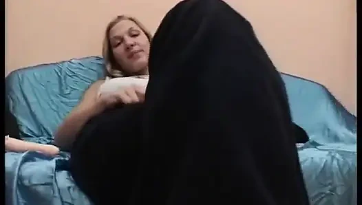 Geile blondine fickt ihre gepiercte fotze mit einem massiven dildo