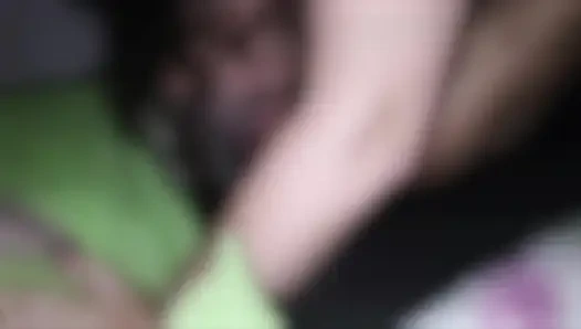 Evli evli kadının amını bolca dölle dolduruyor ve gavat onu yaladı