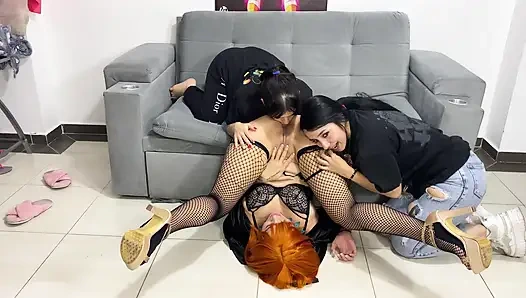 Lezbiyen tomboy üçlü büyük beyaz bir popo yiyor