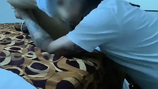 Kitty partneri arkasından bana oral seks yapıyor