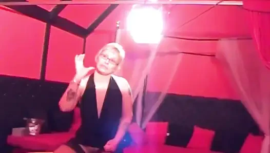 Dua pelacur digegangkan dengan amatir nyata di sebuah klub