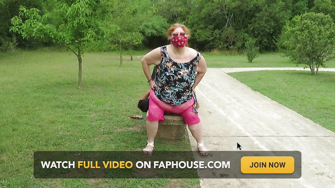 Twarz ławki w parku siedzi w mojej różowej koronce