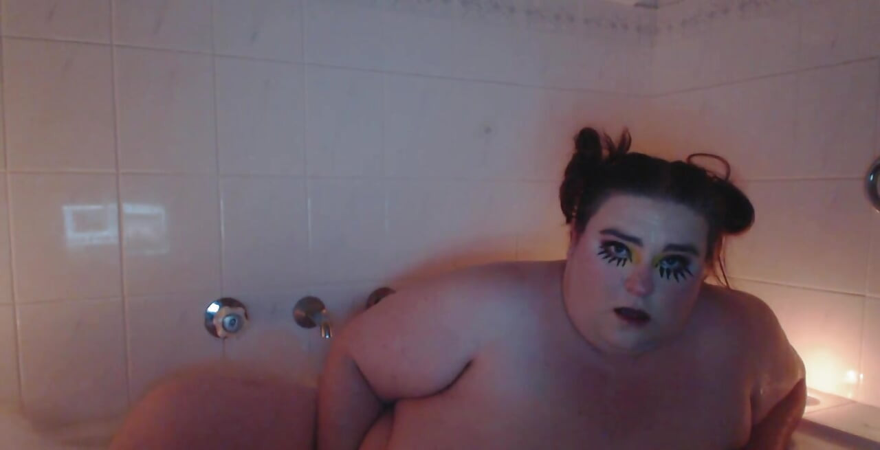 Join me in the bath! I lit some candles, made bubbles and treated myself to a long, hot orgasm! Arent I adorable?