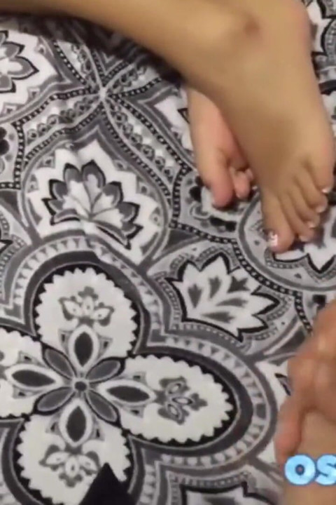 ejakulasi di kaki kecilnya,...