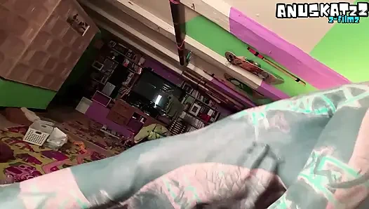 Одна дома она небрежно давится татуированным членом перед тем, как принять мясистый кримпай