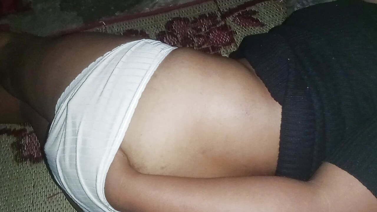 Mengganggu' ibu mertuku yang sedang santai