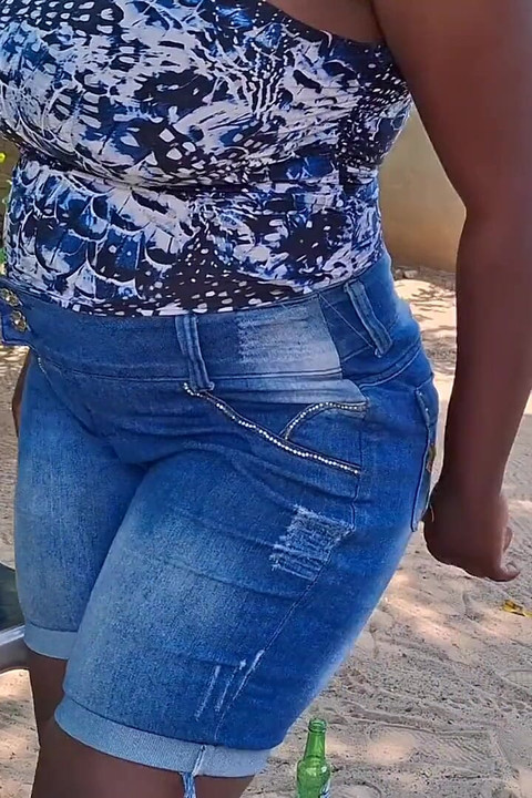 आओ इस कुतिया को चोदो, वह पड़ोस में सभी को गेंद दे रही है