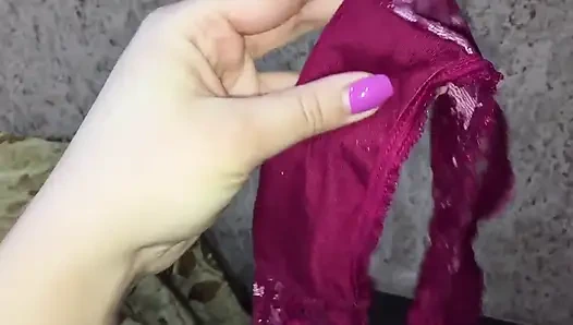 Alice zeigt ihr neues höschen