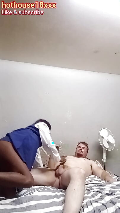 Hot sort 18 år gammel skoletøs sutter hendes stedfar perfekte pik