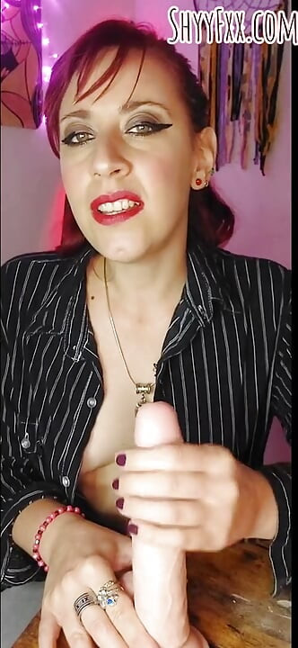 Shyyfxx je meester begeleidt je bij een harde en morbide aftrekbeurt! Ballbusting Femdom JOI
