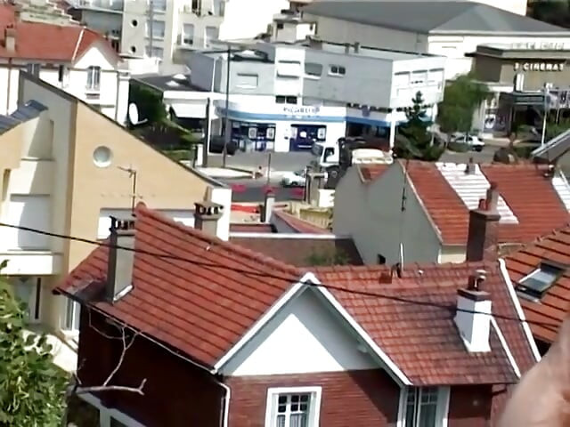 Грудастая крошка в сексуальных чулках развлекается на улице