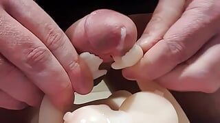 C4 - Sexdoll maison - une mini poupée sexuelle reçoit une éjaculation faciale allongée sur le dos