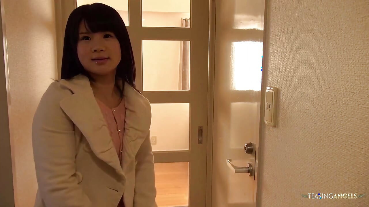 I et hemmeligt møde på toilettet med den asiatiske pige ender det med at hun sutte pik og oplever
